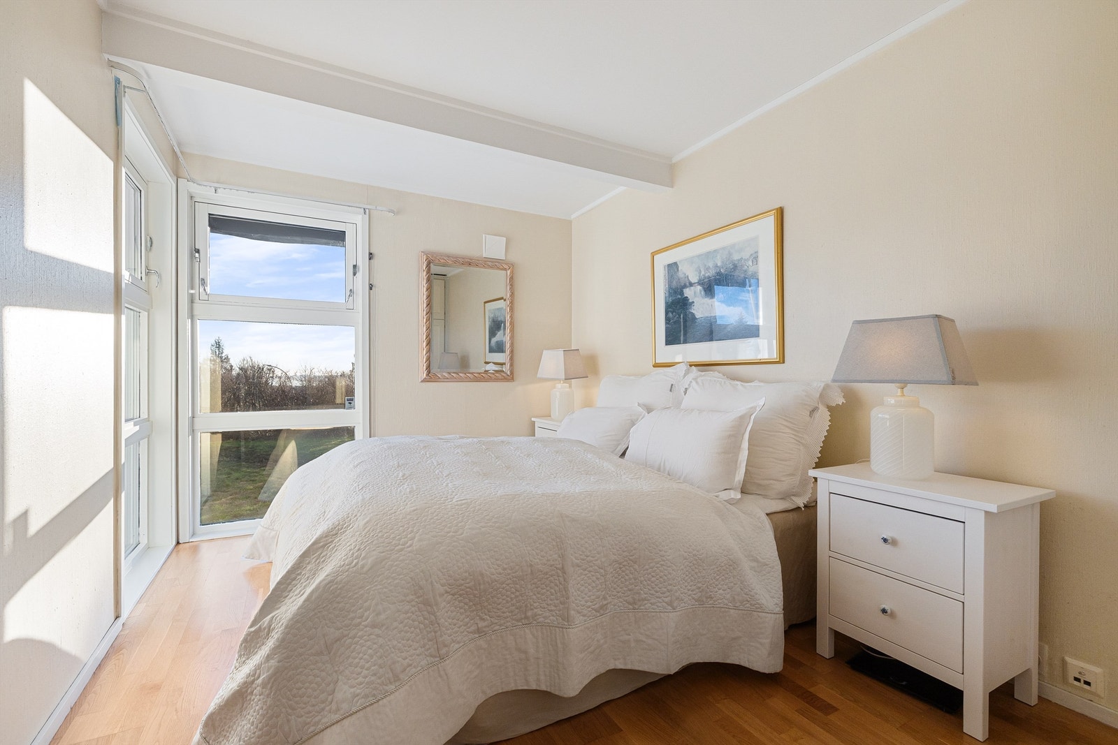 Boligen har tre soverom, plassert i rekke som gir et sammenhengende og funksjonelt soveområde. Alle soverommene er utstyrt med garderobeskap og store vindusflater som slipper inn rikelig med naturlig lys. Galleribilde