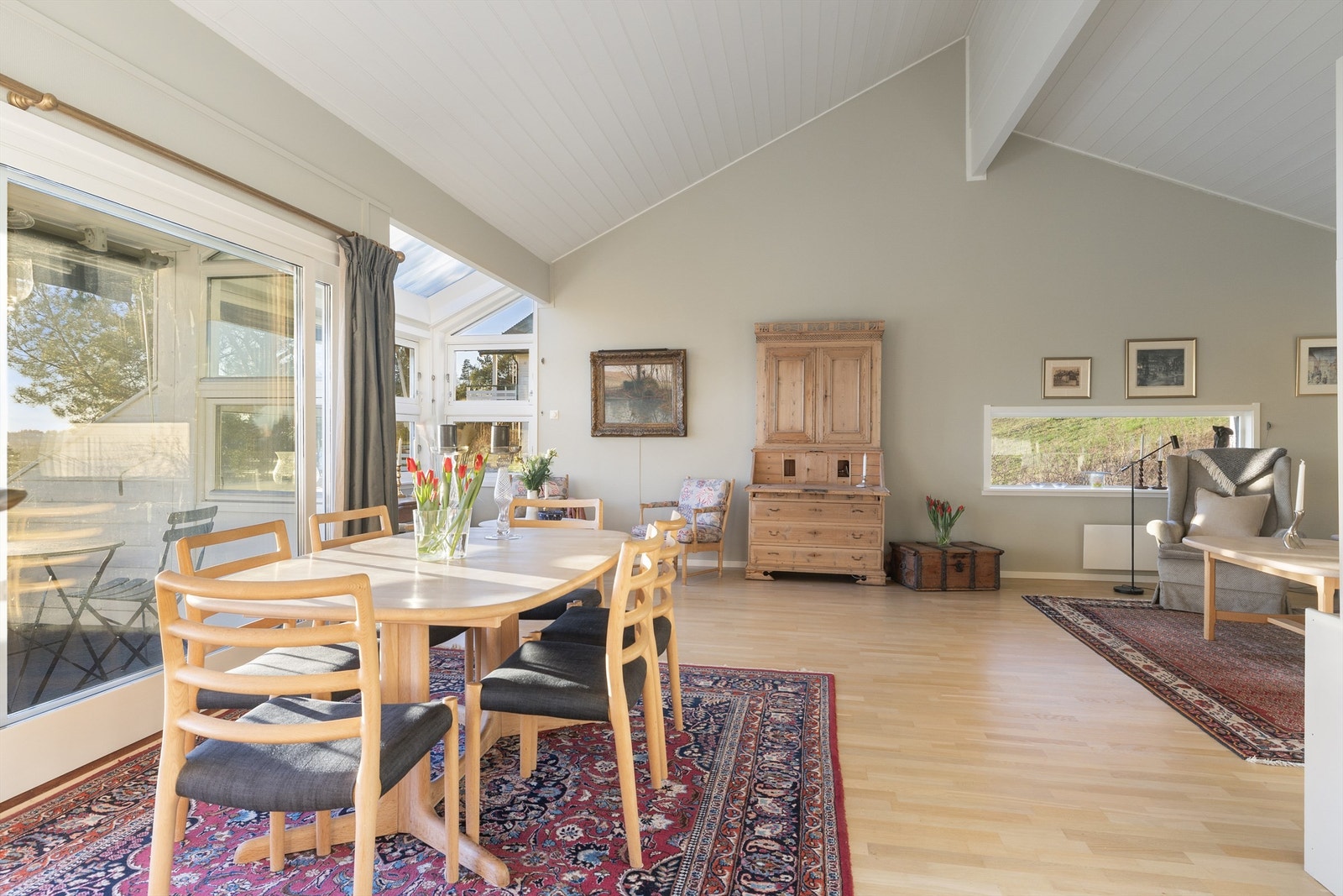 Oppholdsrommet har parkettgulv, malte vegger og panel i himling. Galleribilde