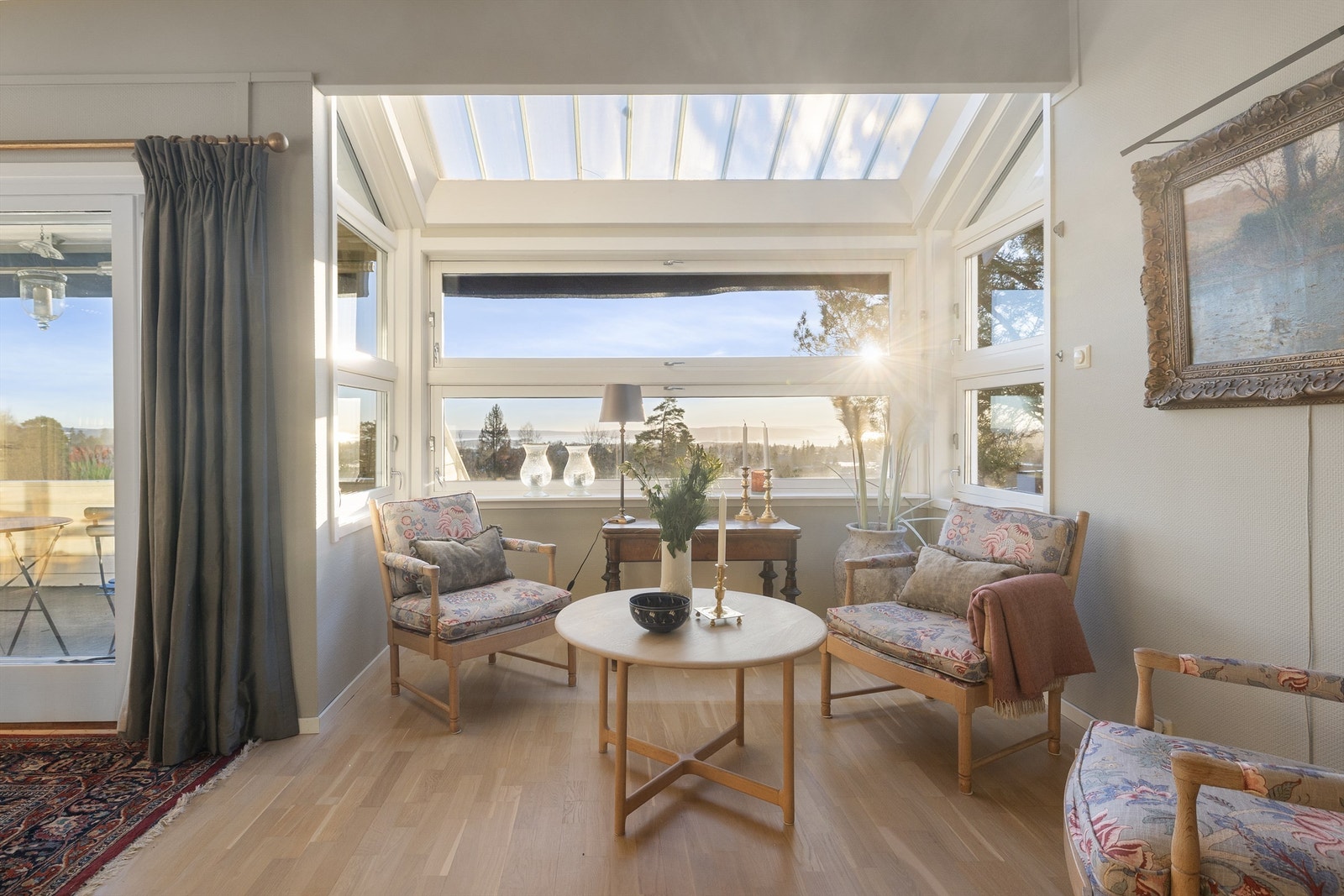 Sittegruppe med store vindusflater og fint utsyn. Galleribilde