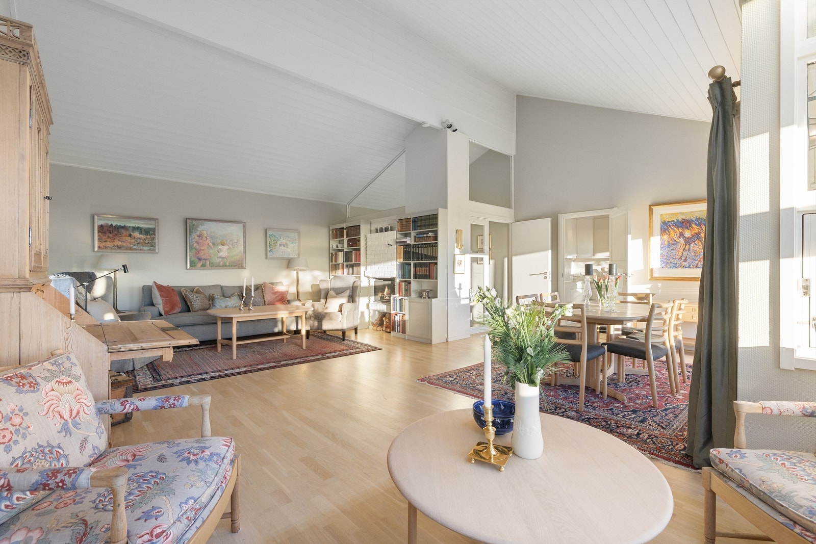 Et åpent og romslig oppholdsrom med naturlig inndeling. Galleribilde