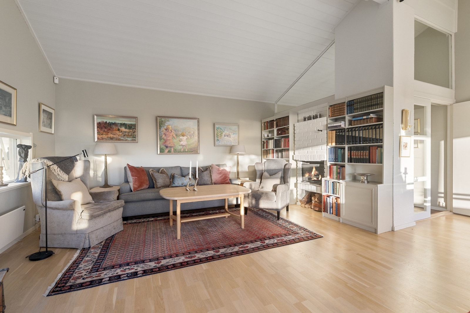 Lunt sofahjørne med god plass til sittegruppe. Galleribilde