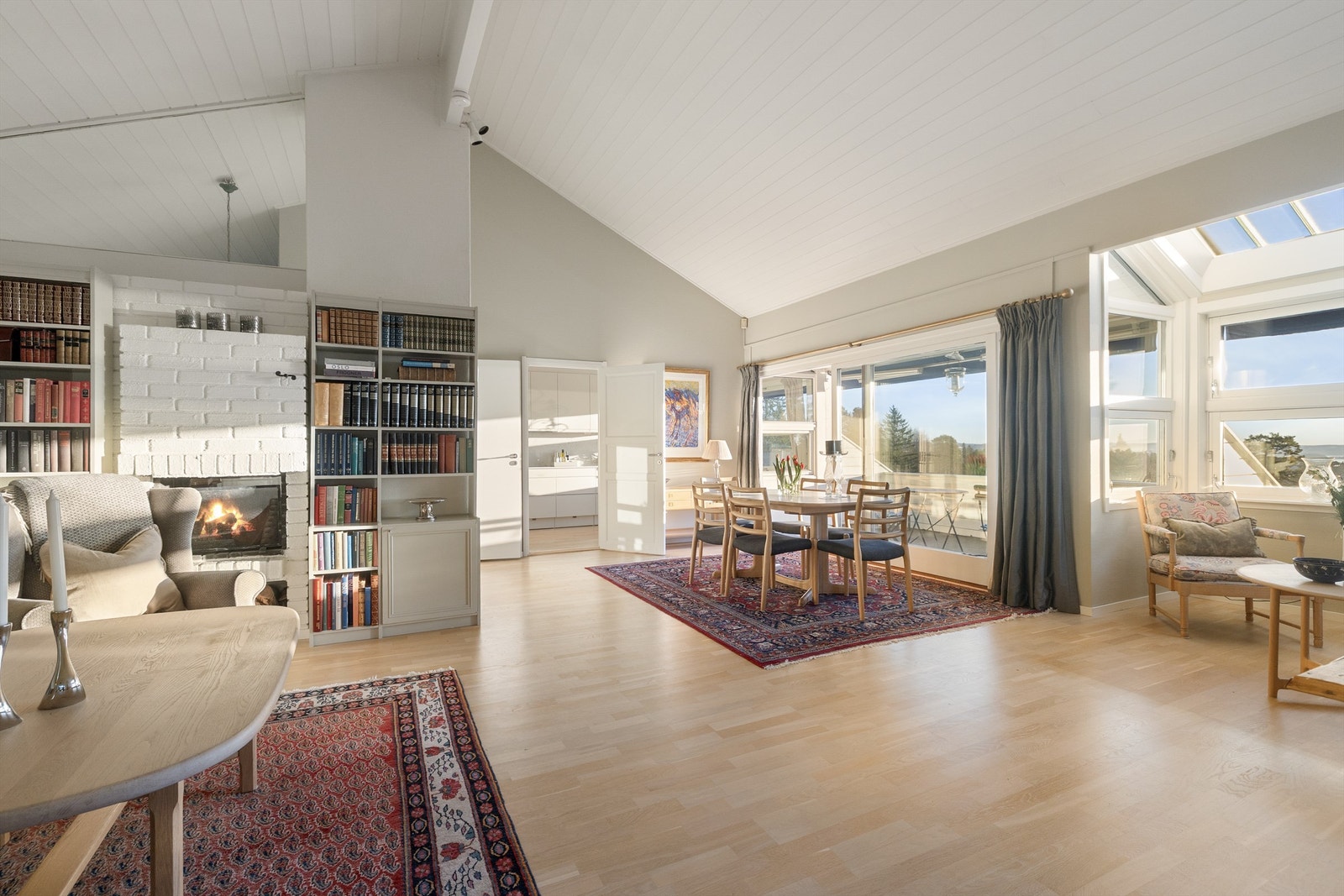 Spiseplass i tilknytning til stue og kjøkken med god plass til større spisebord. Galleribilde