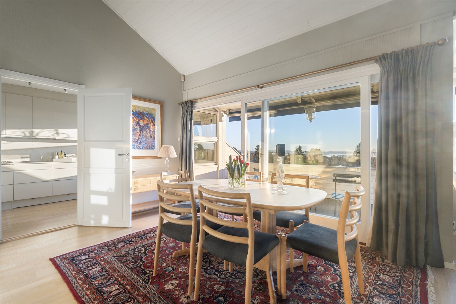 Utgang til en herlig balkong. Galleribilde