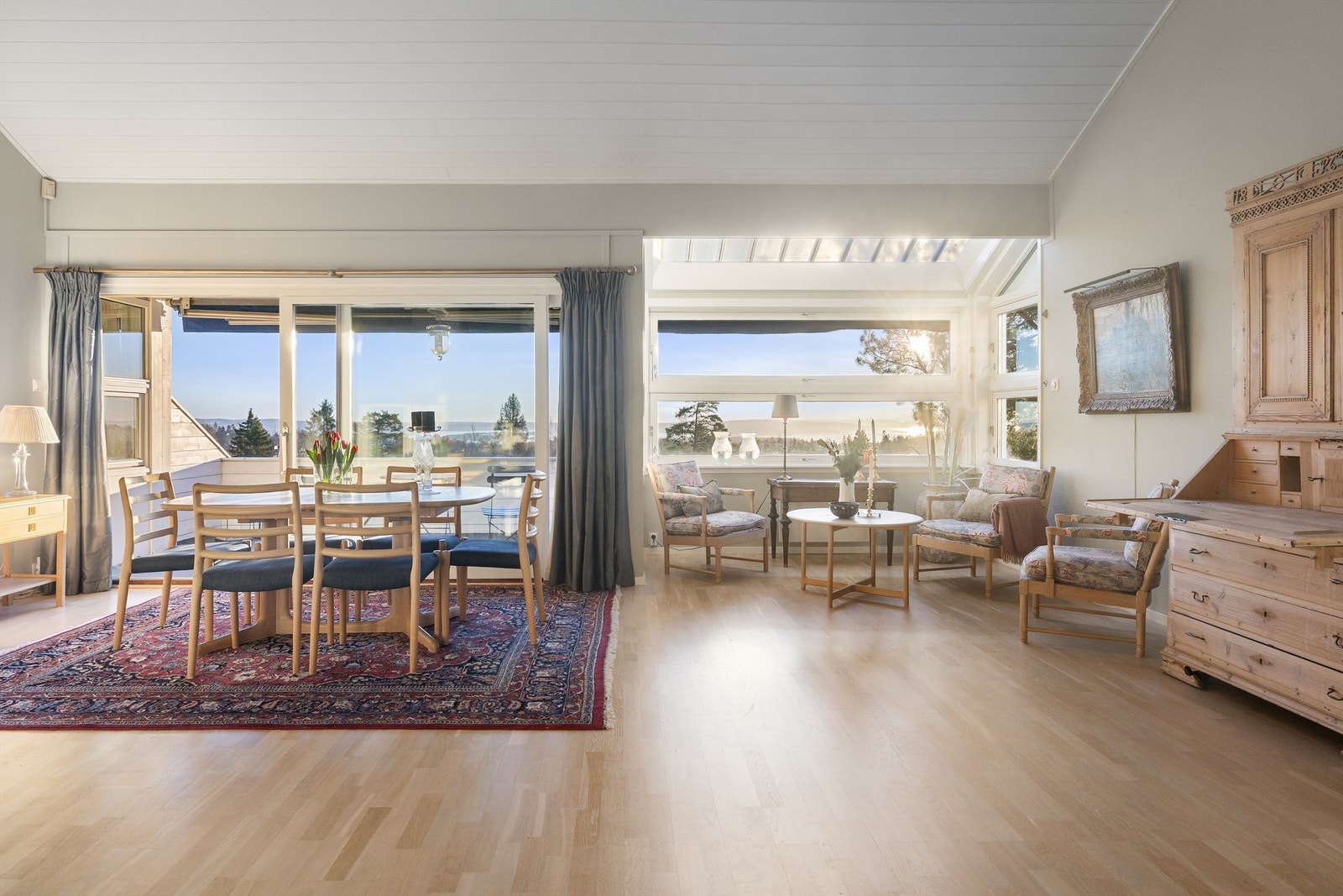 Store vindusflater slipper inn rikelig med naturlig lys. Galleribilde