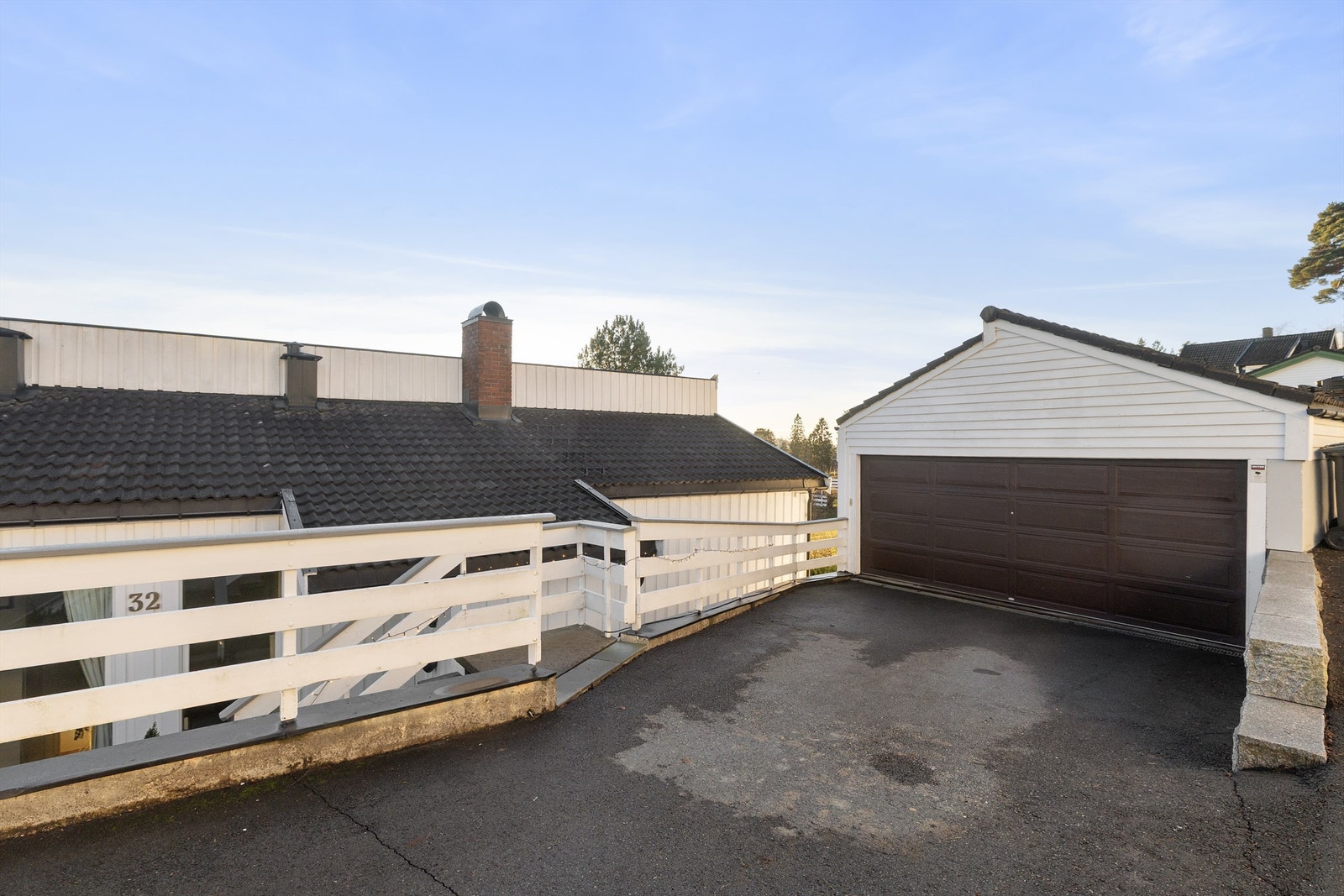 Frittstående dobbelgarasje med bod på 12 kvm og elektrisk port. Galleribilde