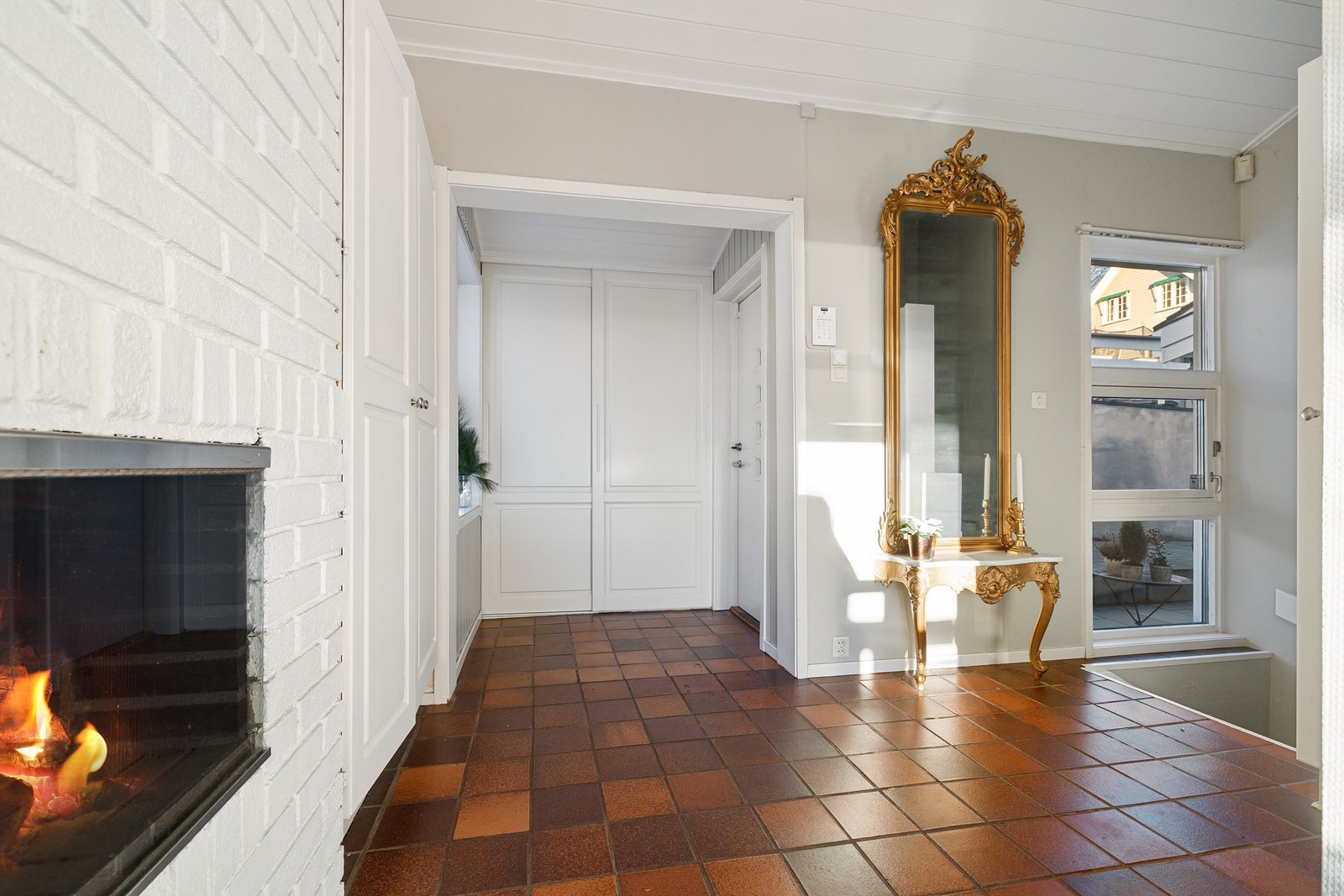 Innbydende og romslig hall med komfortabel gulvvarme og rikelig med oppbevaringsmuligheter i både stor skyvedørsgarderobe og flere garderobeskap. Galleribilde