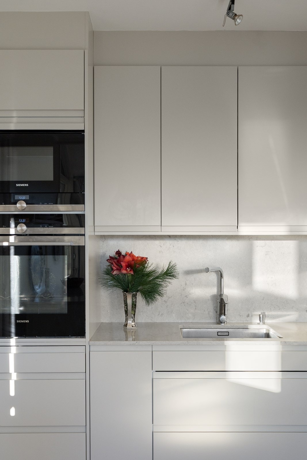 Integrerte hvitevarer medfølger: Kjøkkenet er utstyrt med kjøleskuff, vinkjøler, oppvaskmaskin, stekeovn, mikrobølgeovn og platetopp samt vegghengt ventilator. Galleribilde