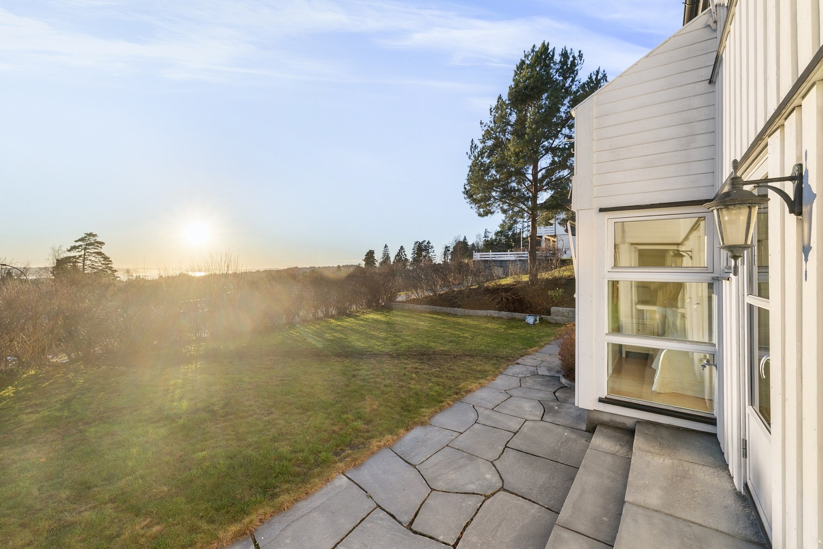 Felles hage med nabo, med felles robotgressklipper. Galleribilde