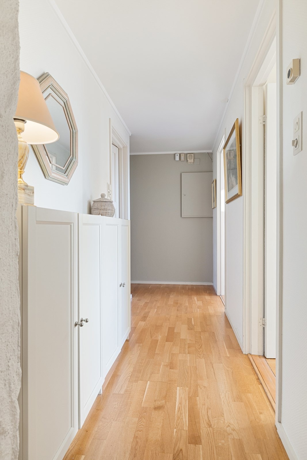 I underetasjen er det gulvvarme i gang, alle soverom og deler av disp. rom benyttet som peisestue. Galleribilde