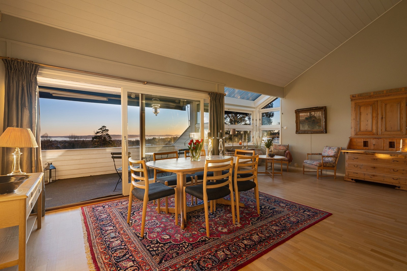 Fra stuen er det utgang til en romslig balkong på 9 kvm. Foto: Trond Walsø / Walso Work Galleribilde