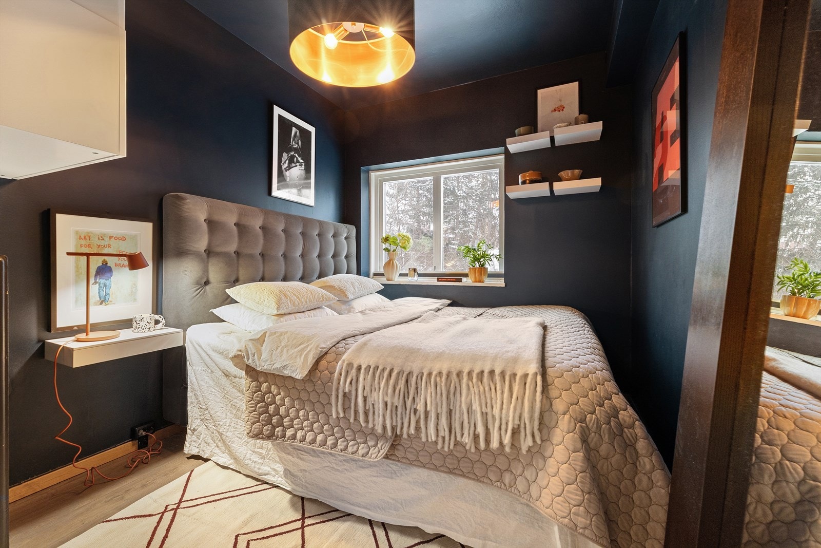 Romslig og lunt soverom med plass for dobbeltseng, nattbord og oppbevaring Galleribilde