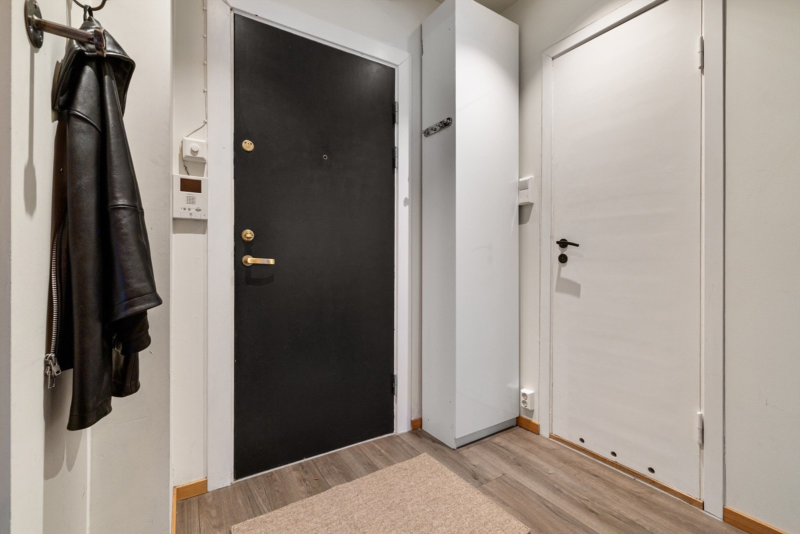 Entré med dørcalling, laminatgulv og malte veggflater. Leiligheten har lagringsmuligheter i kjellerbod på ca. 2,3 kvm Galleribilde