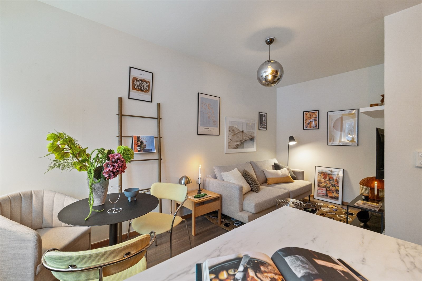 Stue og kjøkken ligger i åpen løsning, sammen utgjør de et fint allrom Galleribilde