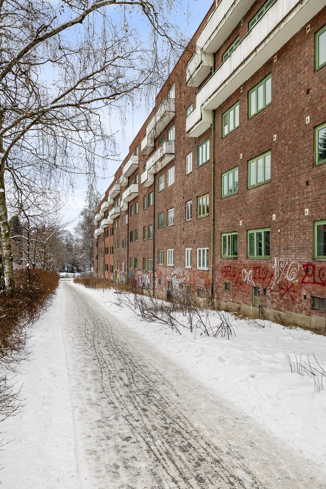 Det er felles sykkelbod og fellesvaskeri i kjeller Galleribilde