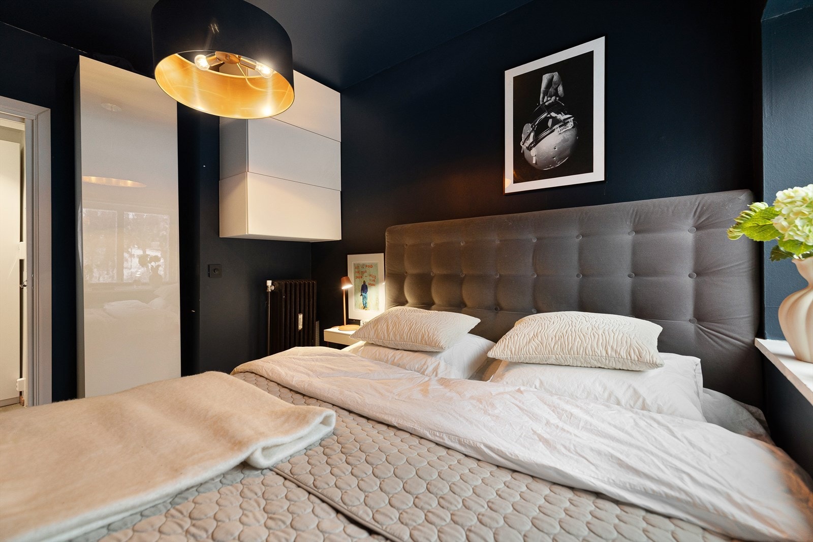 Oppbevaringsmuligheter i høyskap og veggskap Galleribilde