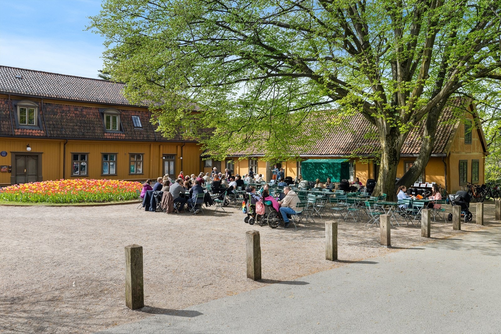 Handwerk Botaniske, - kanskje byens koseligste kafé med stor uteservering. Kafeen ligger i Gamle Tøyen hovedgård, Oslos eldste og mest kjente bevarte tømmerbygning Galleribilde