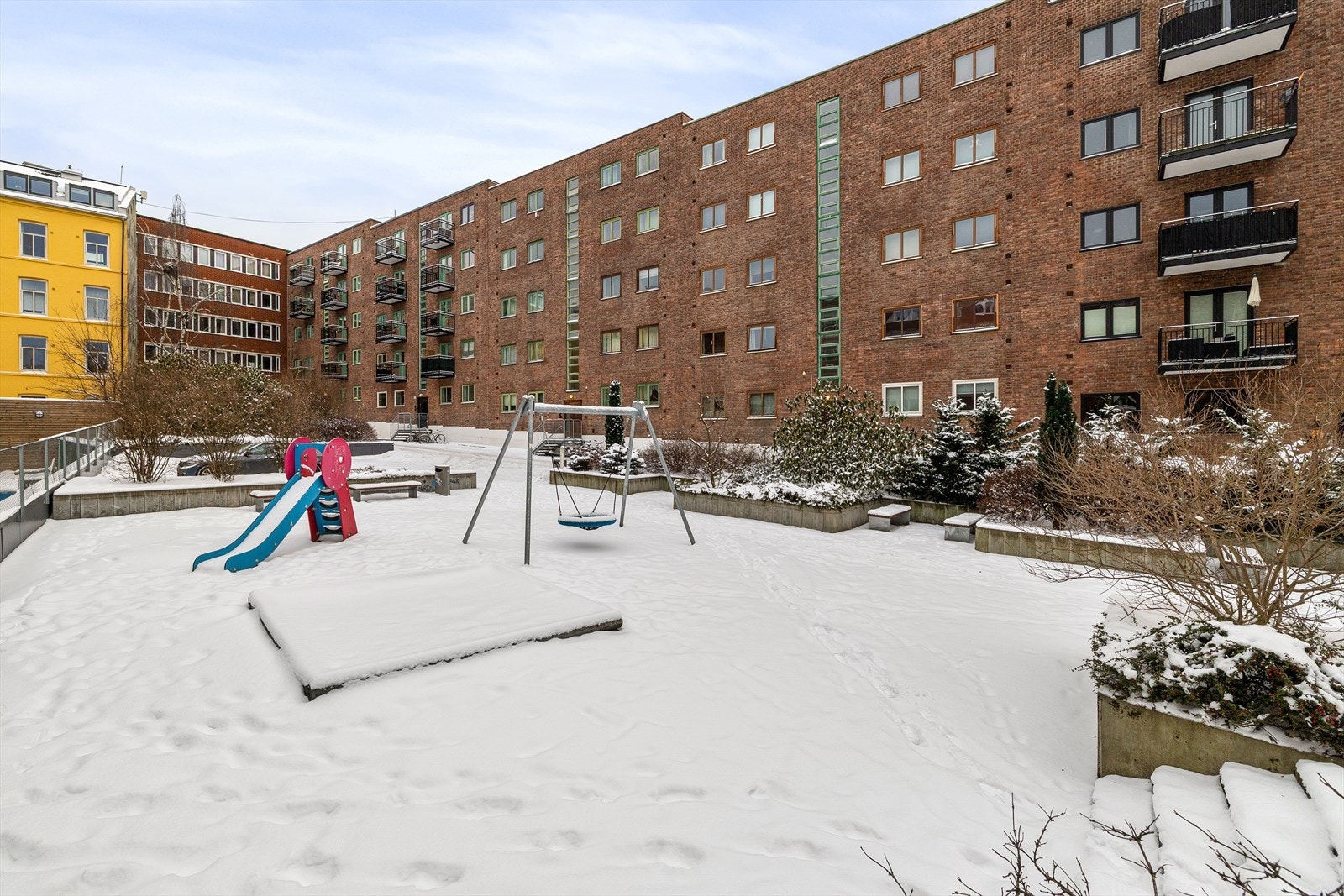 Sameiet har en stor, felles bakgård. Bakgården er pent opparbeidet gressplen, beplantning, lekeapparater og sittegrupper Galleribilde