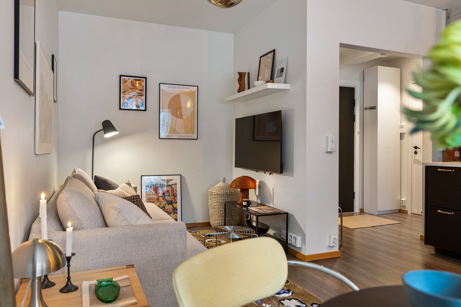 Stuen har laminatgulv og slette, lysmalte veggflater Galleribilde