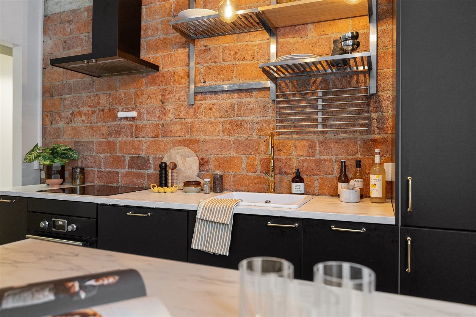 Moderne kjøkken fra 2020 med kjøkkenøy og integrerte hvitevarer Galleribilde