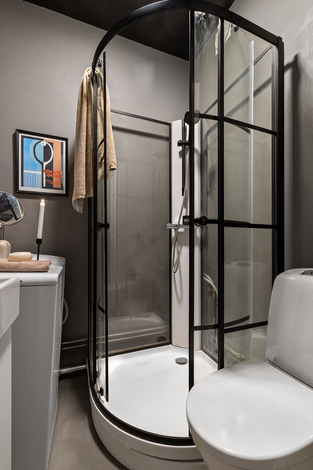 Badet er innredet med toalett, dusjkabinett og baderomsinnredning Galleribilde