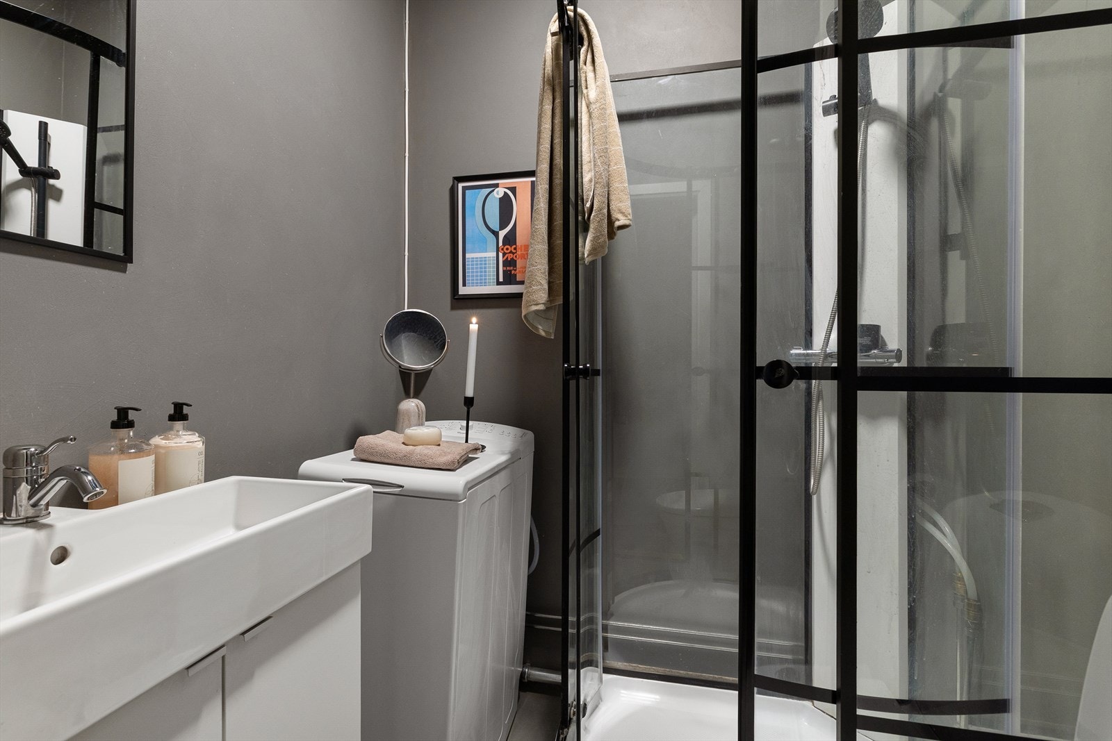 Bad, oppgradert i 2020 med mikrosement på overflater, nytt rørsystem og sanitærutstyr Galleribilde