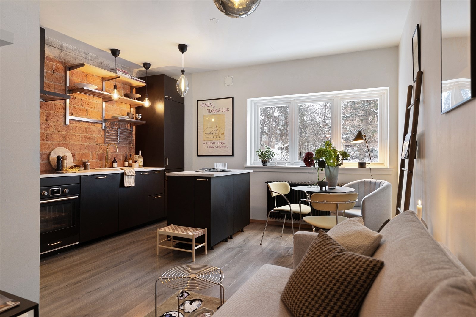 Leiligheten har en usjenert beliggenhet i 2. etasje med store vindusflater, gode lysforhold og luftig takhøyde Galleribilde