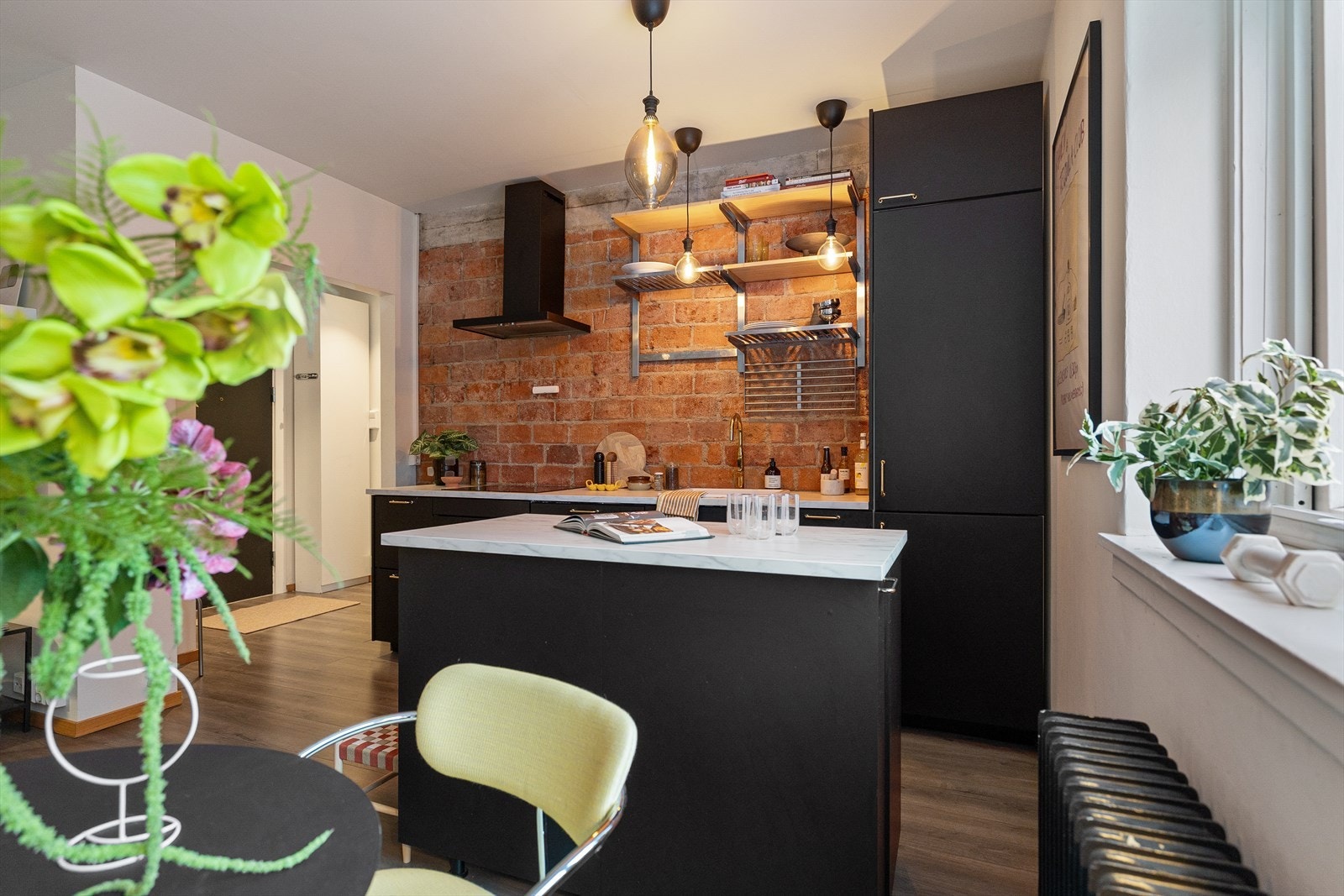 Leiligheten ble pusset opp i 2020 med bl.a. nye overflater, nytt elektrisk anlegg og nytt kjøkken. Etablert soverom ved å flytte det separate kjøkkenet ut i stuen Galleribilde