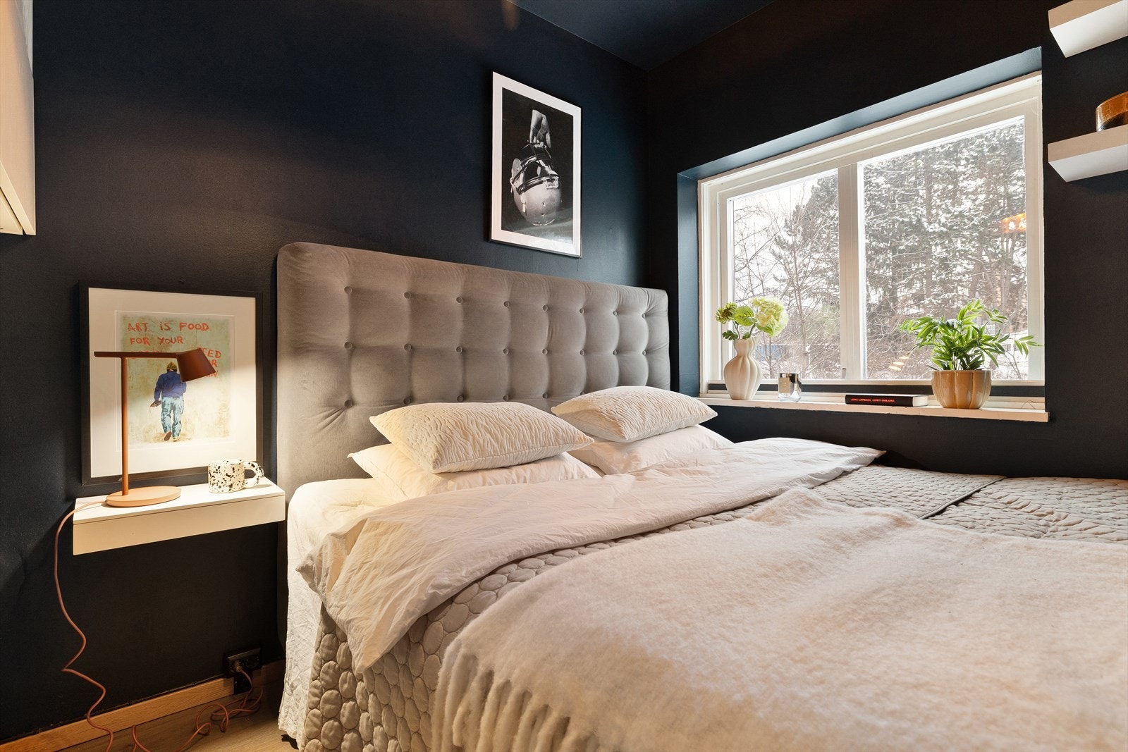 Store vindusflater, gode lysforhold og grønt utsyn Galleribilde