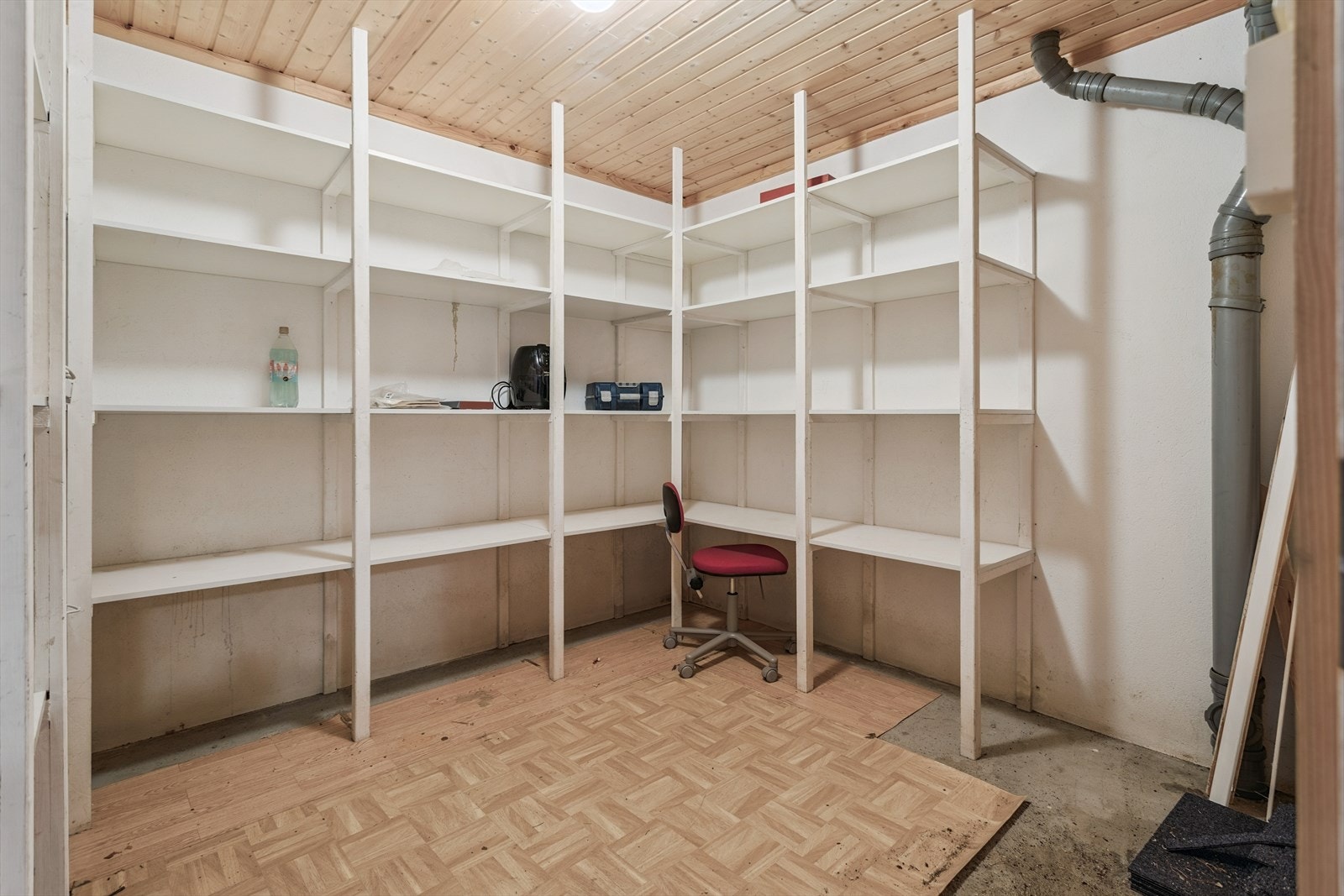 Boligen har svært gode lagringsmuligheter, med blant annet tre boder i kjelleren. Galleribilde