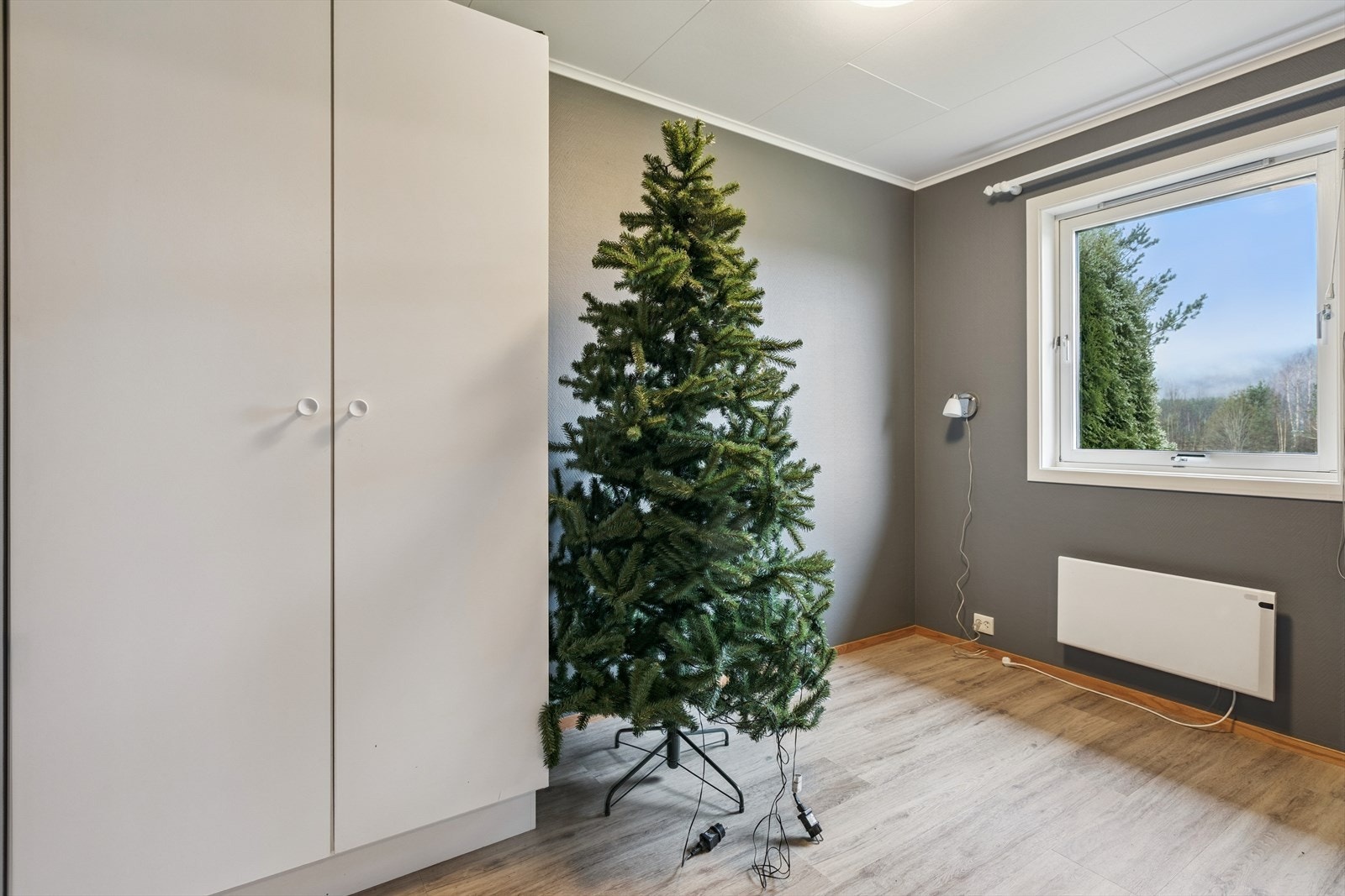 Soverommet har en god størrelse med plass til både seng og garderobeløsning. Galleribilde