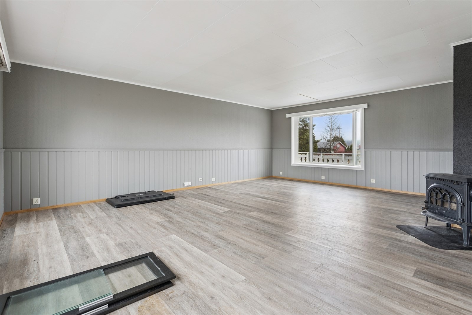 Store vindusflater slipper inn rikelig med dagslys og gir utsyn over nærområdet. Galleribilde