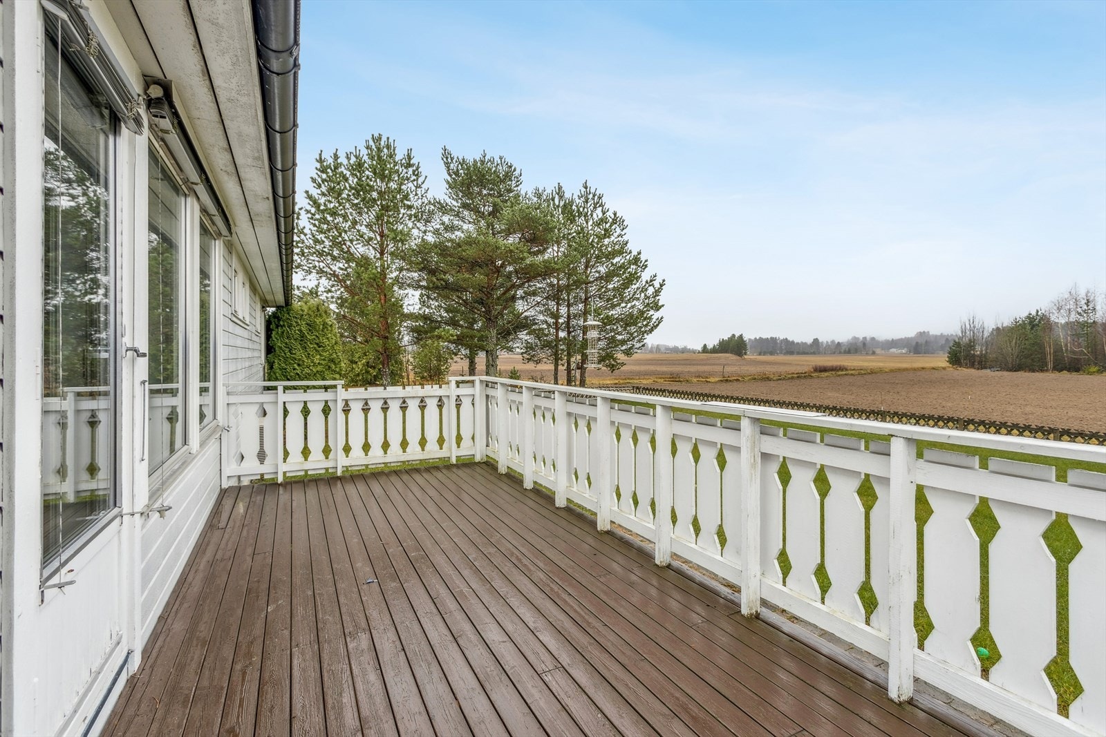 Terrassen strekker seg rundt store deler av huset og gir gode solforhold. Galleribilde