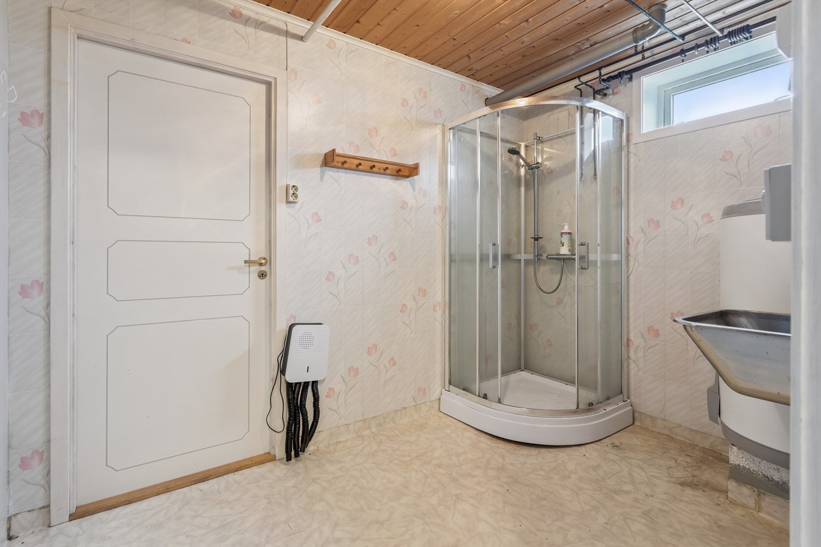 Praktisk vaskerom med elektrisk gulvvarme, dusjkabinett og opplegg for vaskemaskin. Galleribilde