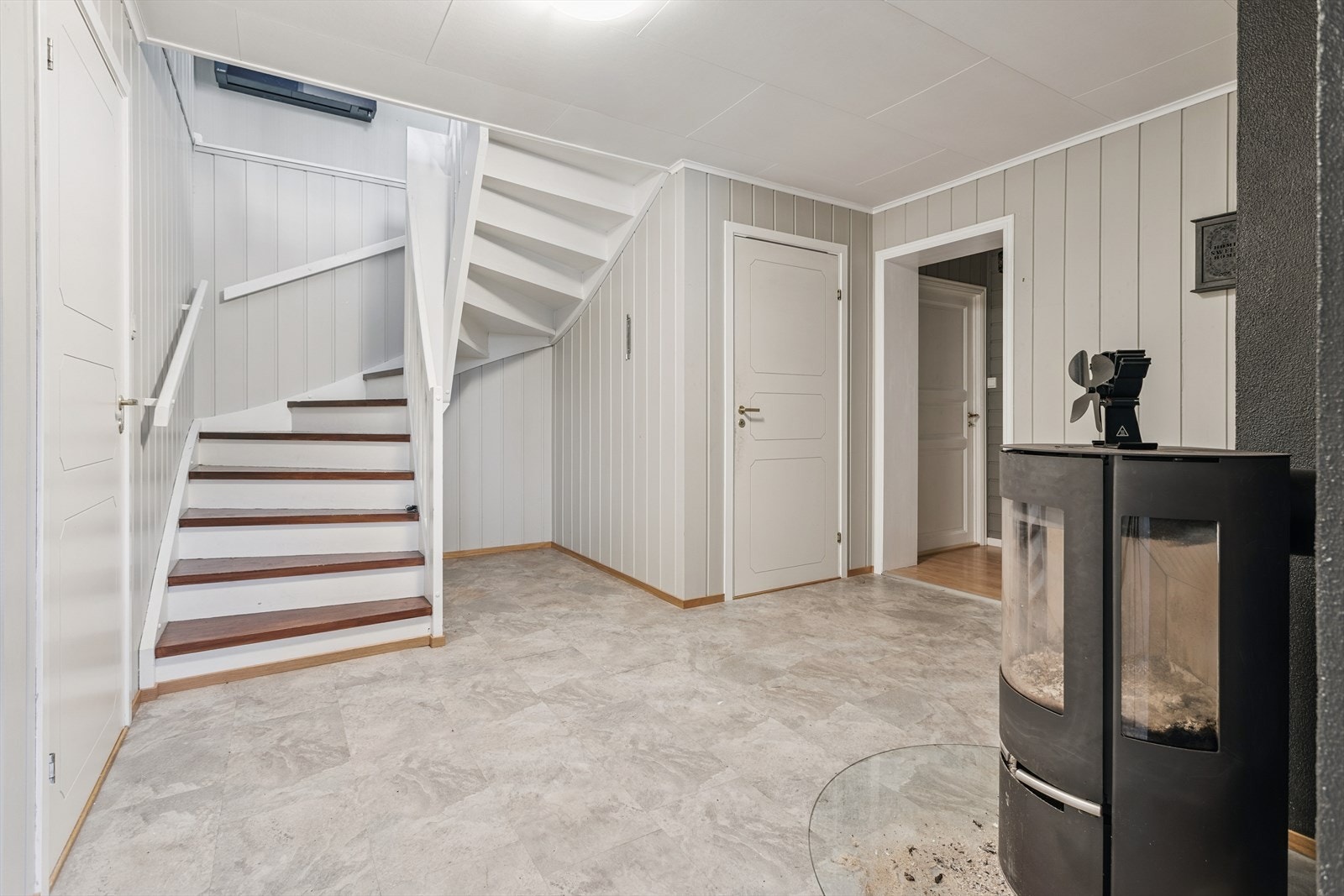 Trappen leder ned til kjelleretasjen. Her er det montert en ny luft-til-luft varmepumpe i 2023. Galleribilde