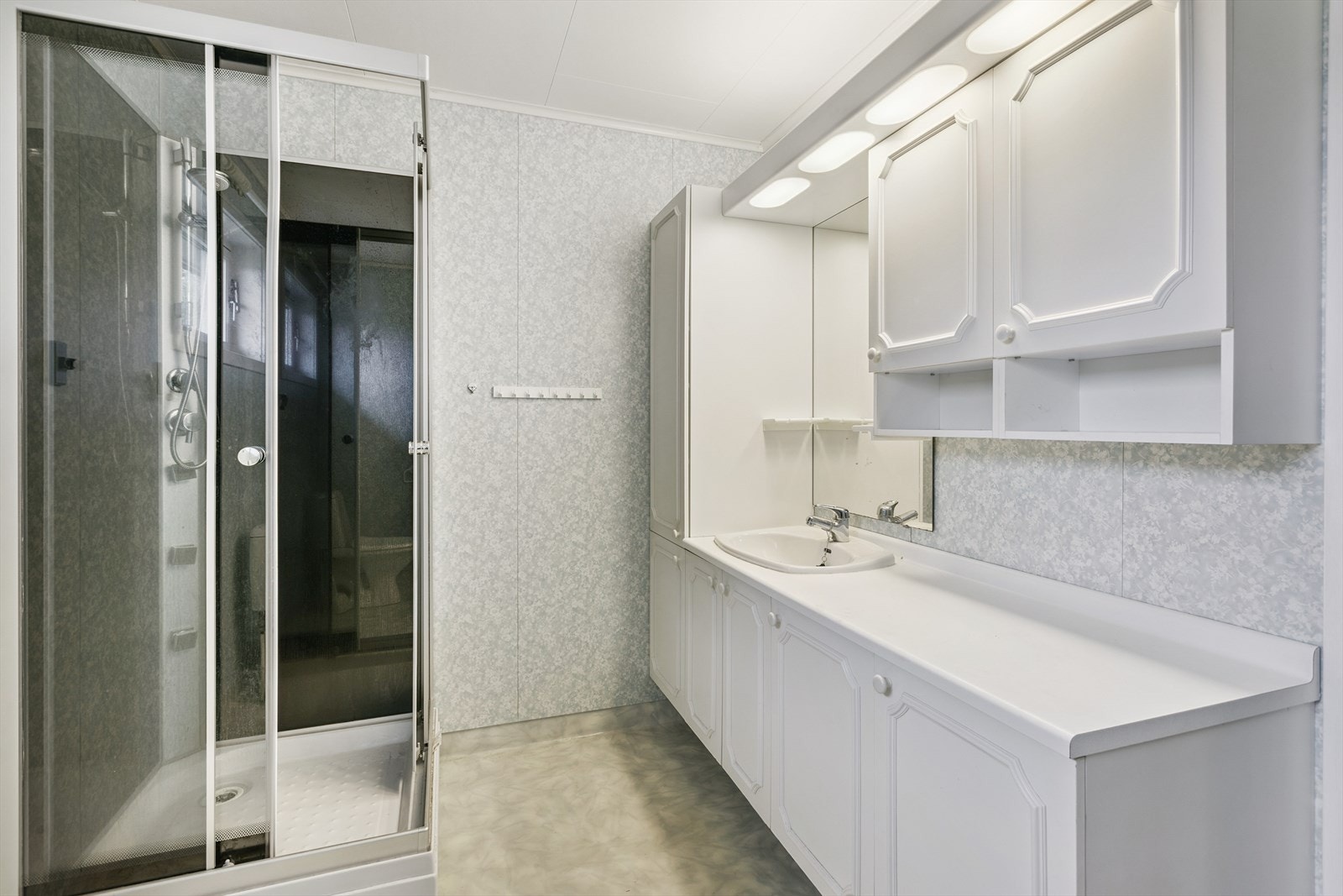 Baderommet i første etasje er innredet med en romslig servantseksjon med god oppbevaringsplass. Galleribilde