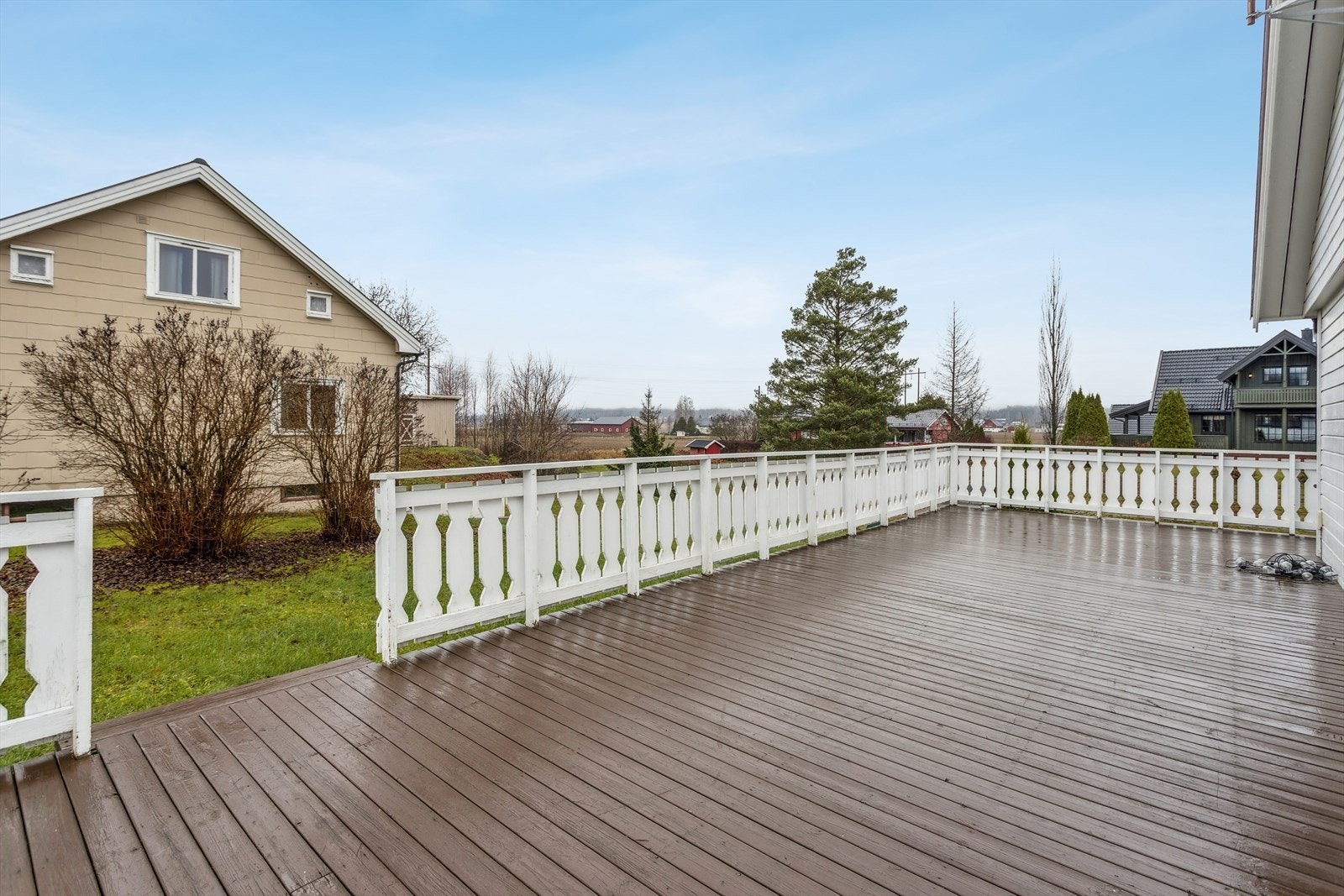 Den store terrassen gir rikelig med plass for flere sittegrupper og utendørsaktiviteter. Galleribilde