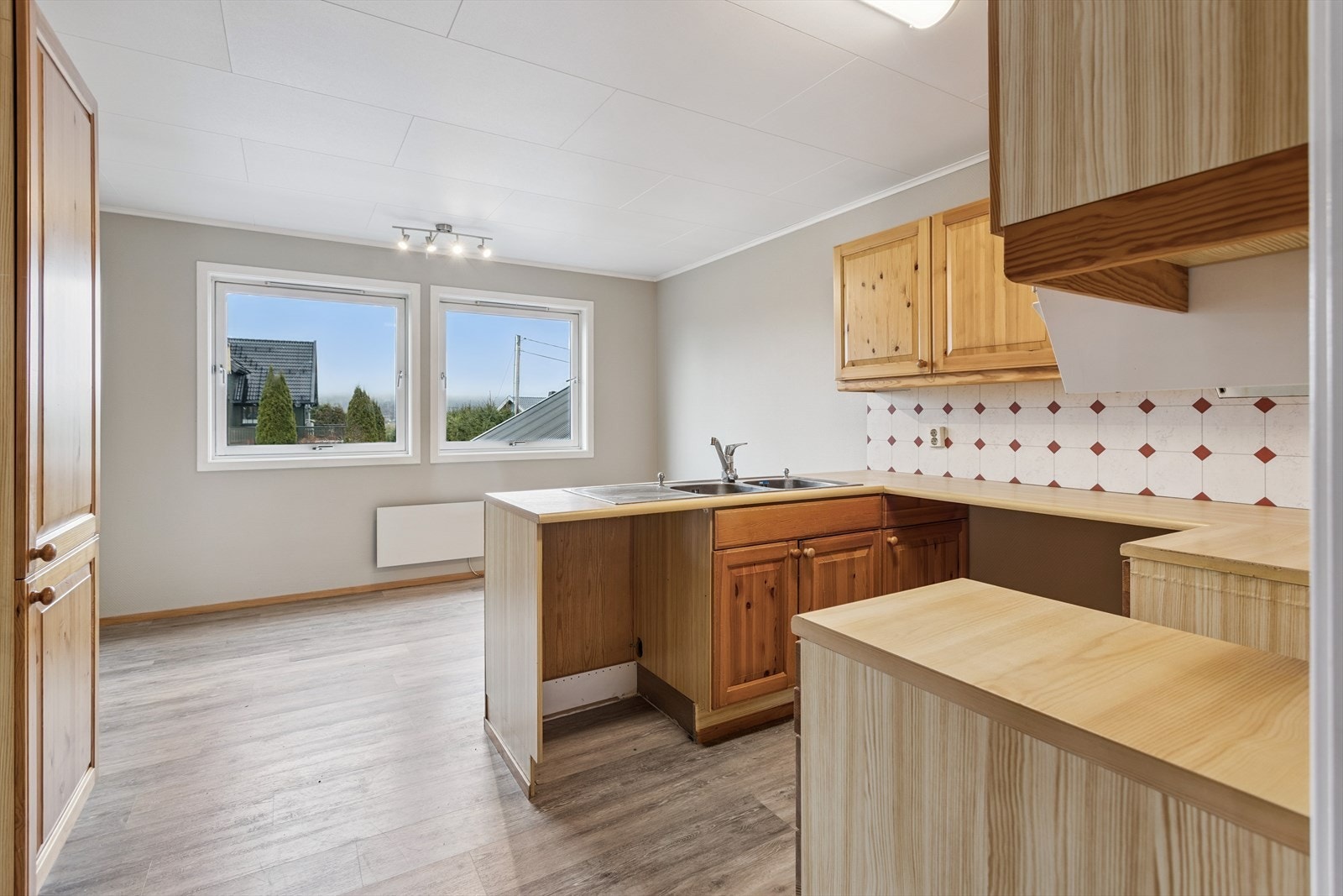 Kjøkkenet har god plass til en egen spiseplass for de daglige måltidene. Galleribilde