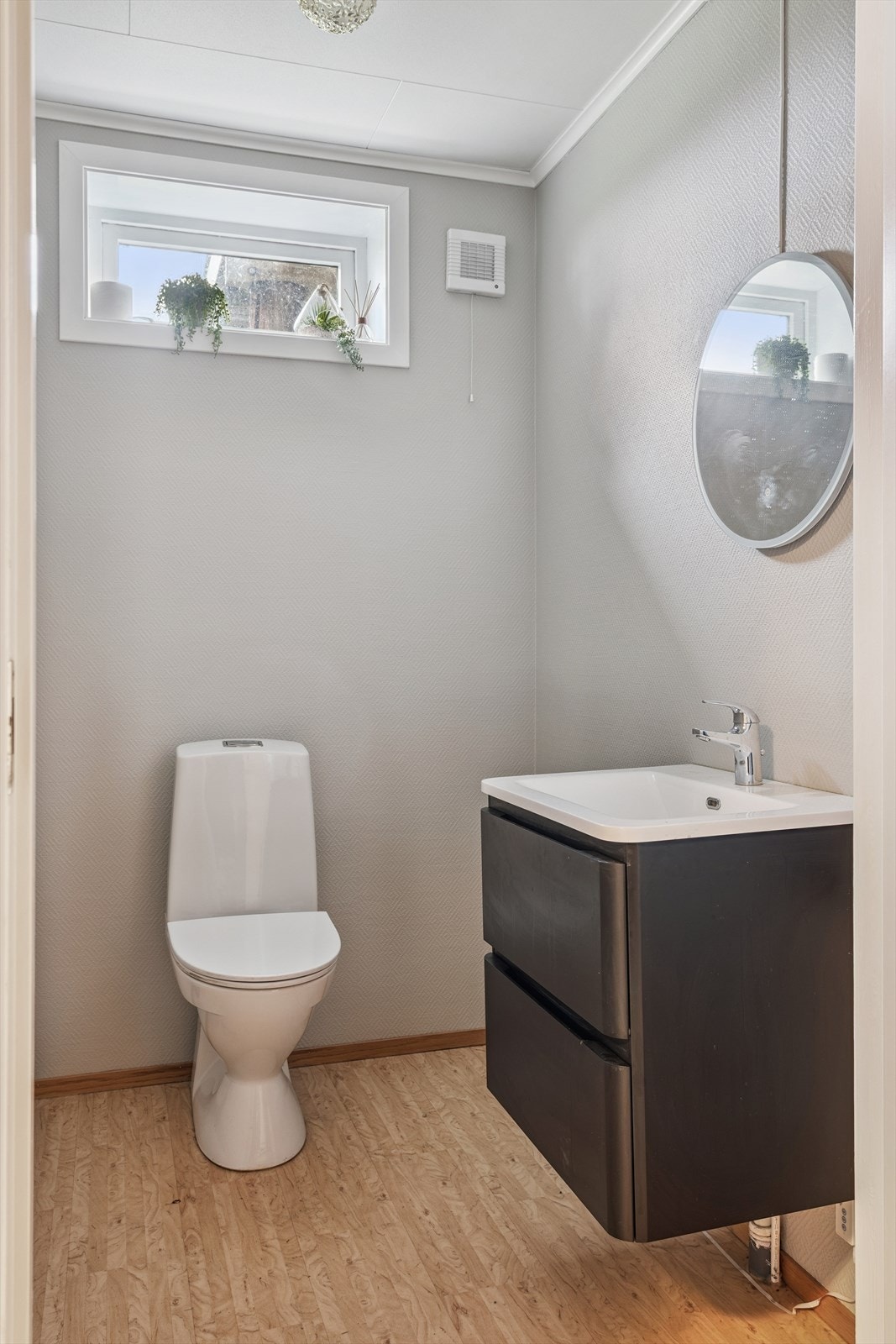 I tillegg til vaskerommet har kjelleretasjen et separat toalettrom. Galleribilde