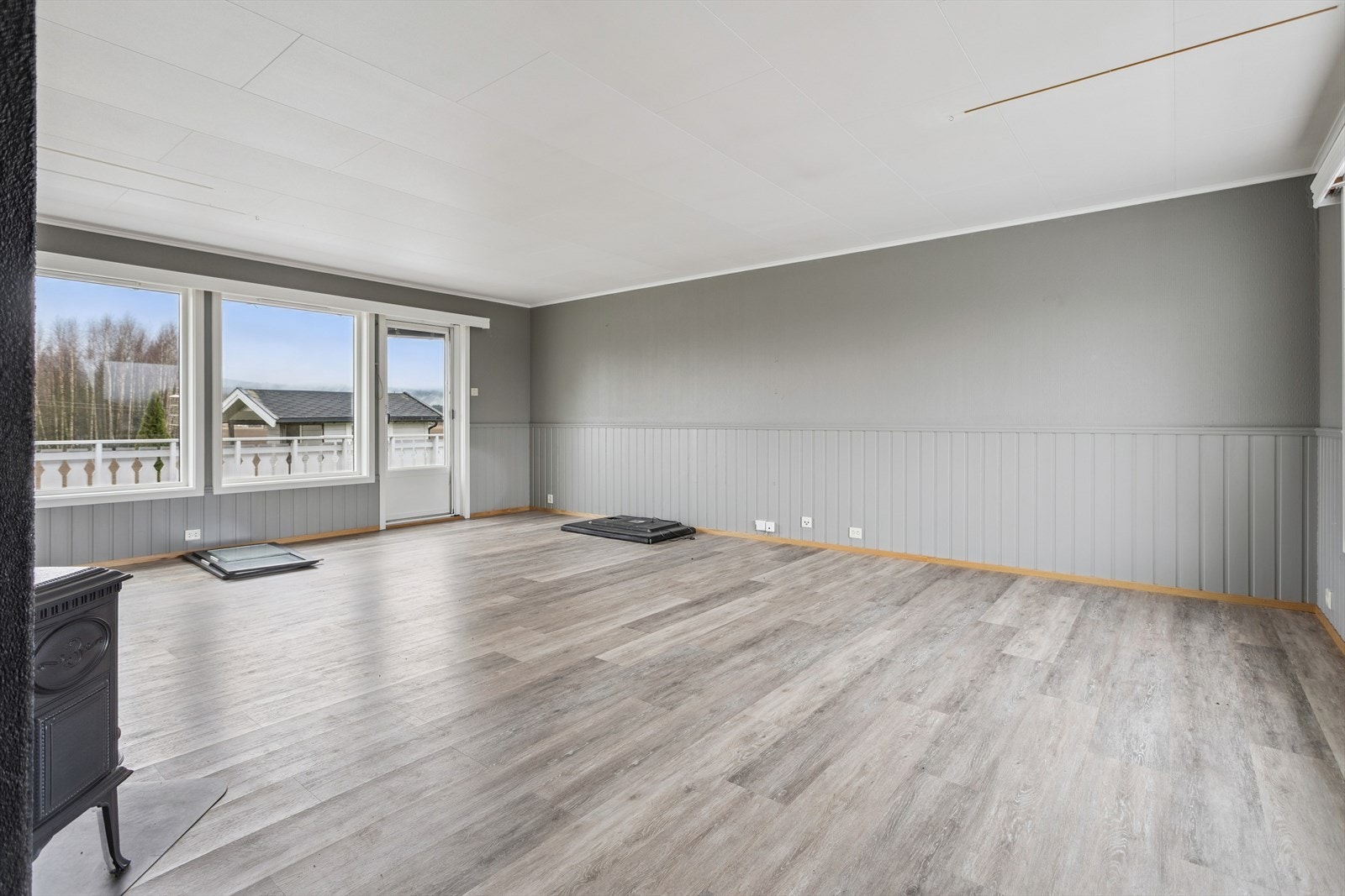 Rommet har en åpen løsning mot spisestuen, noe som gir en luftig og sosial sone. Galleribilde