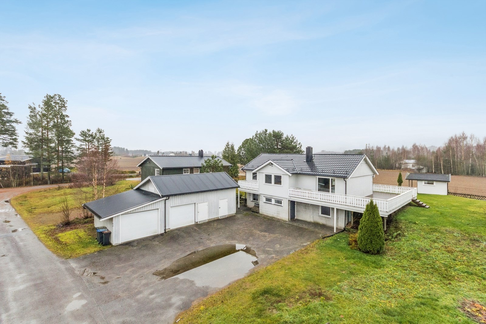 Eiendommen inkluderer en stor dobbelgarasje på 69 m² med en romslig lagringshems. Galleribilde