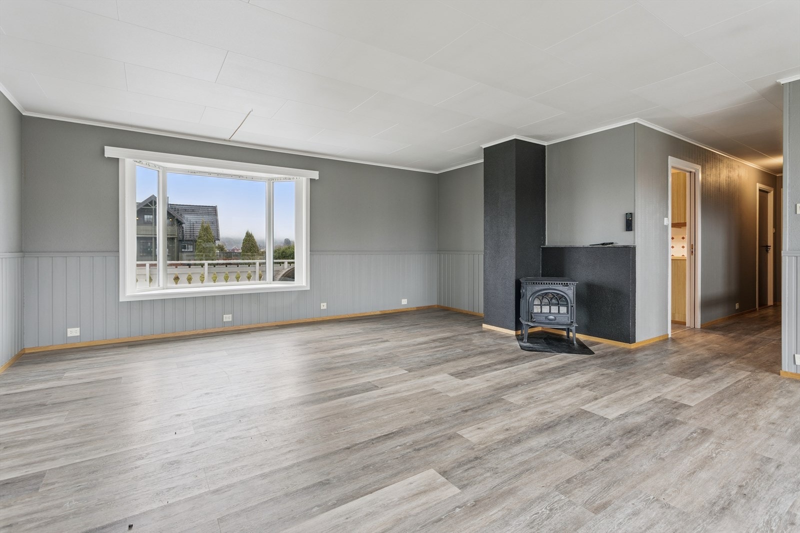 Den romslige stuen er utstyrt med en vedovn som gir god og jevn varme. Galleribilde