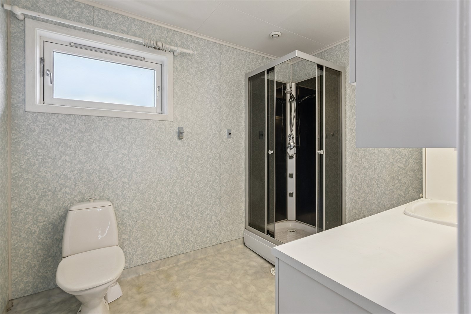 Her er det elektrisk gulvvarme for økt komfort, samt et praktisk dusjkabinett. Galleribilde