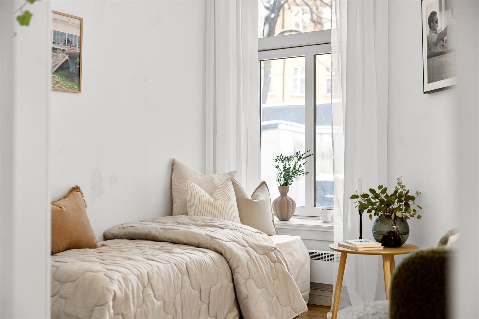 Stuen er i dag innredet som soverom. Stor vindusflate slipper rikelig inn med naturlig lys. Galleribilde