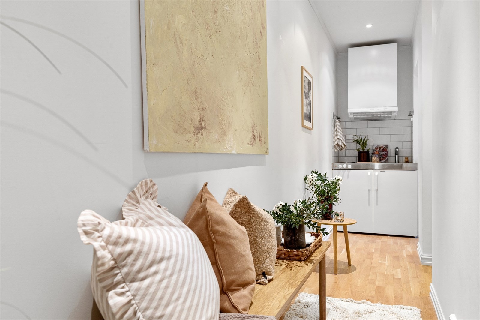 Hybelkjøkken fra Bauknnecht med alu benkeplate som har ett greps blandebatteri fra Hansgrohe. Galleribilde