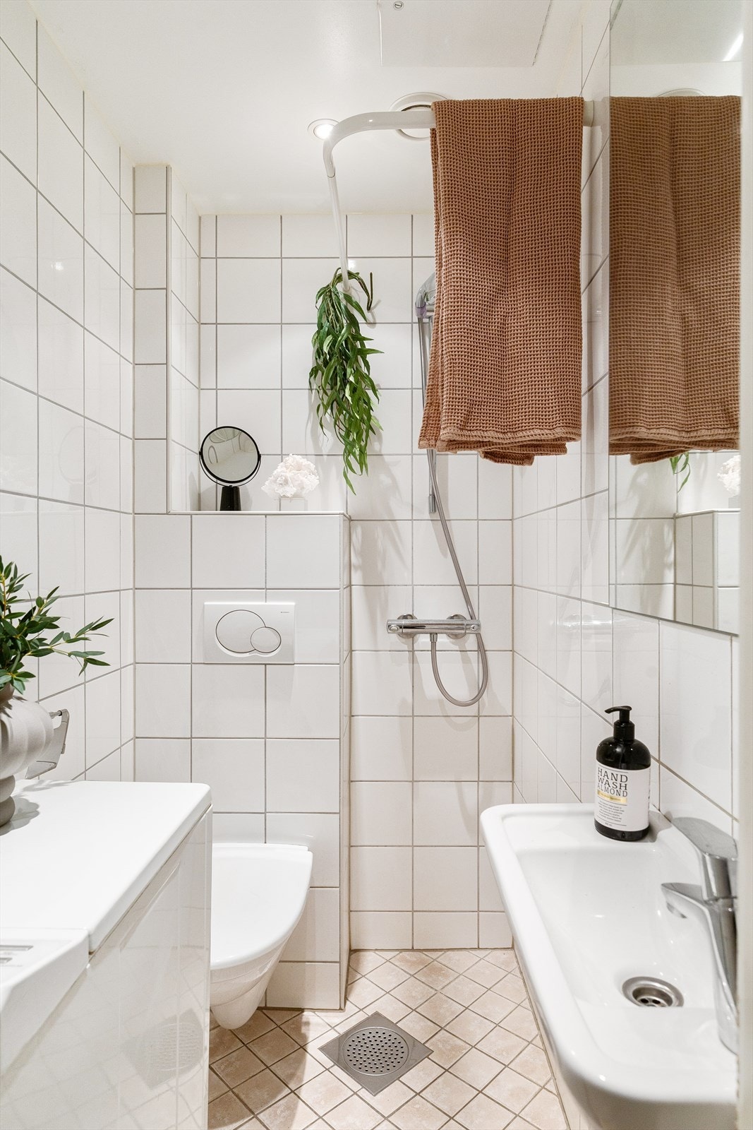 Rommet har flislagt gulv med gulvvarme, flis og malte overflater på vegger samt malt himling med downlights. Galleribilde