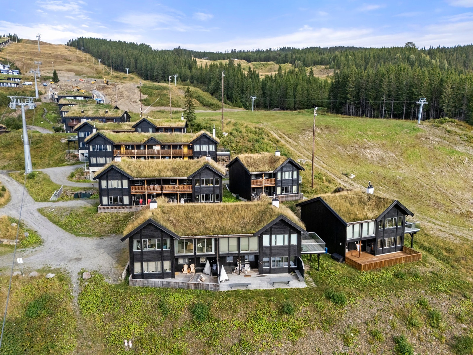 Leiligheten har en god beliggenhet i bygget som ligger i "frontrekka" på feltet. Galleribilde