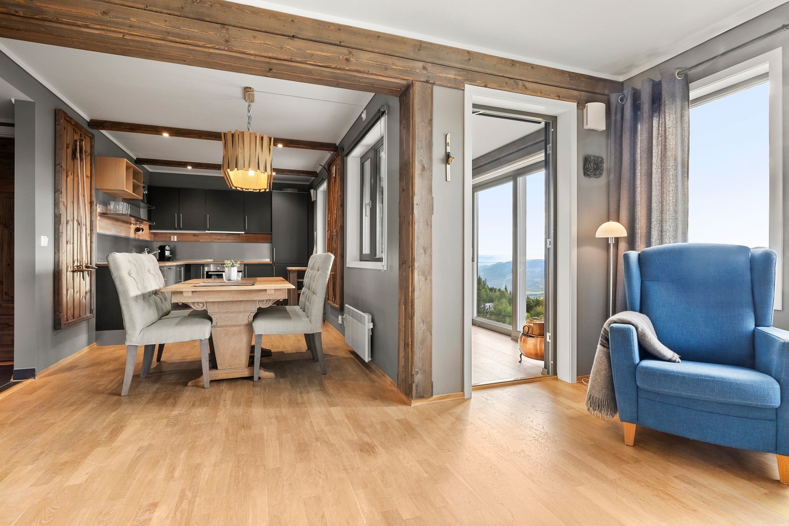 Spisestuen er naturlig plassert i direkte tilknytning til kjøkkenet, noe som gir en svært funksjonell og sosial løsning. Galleribilde