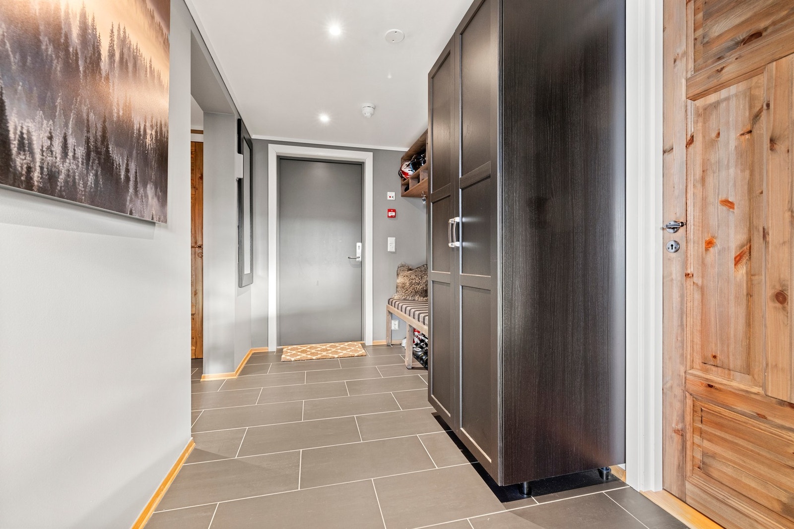 Innbydende entré med flislagt gulv og gulvvarme for ekstra komfort. Galleribilde