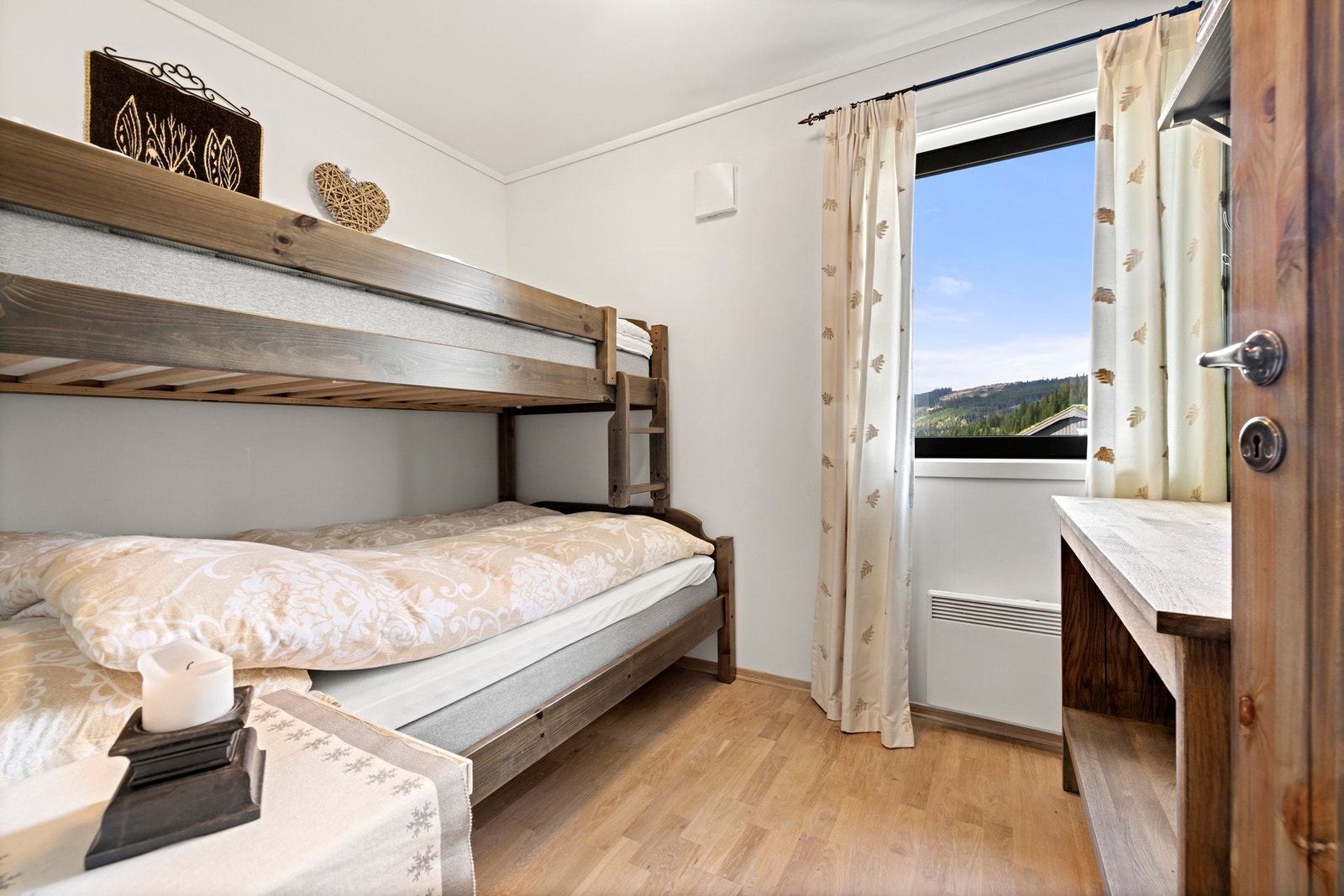 Leilighetens andre soverom er et koselig rom med plass til køyeseng, helt perfekt for barna eller gjester. Galleribilde