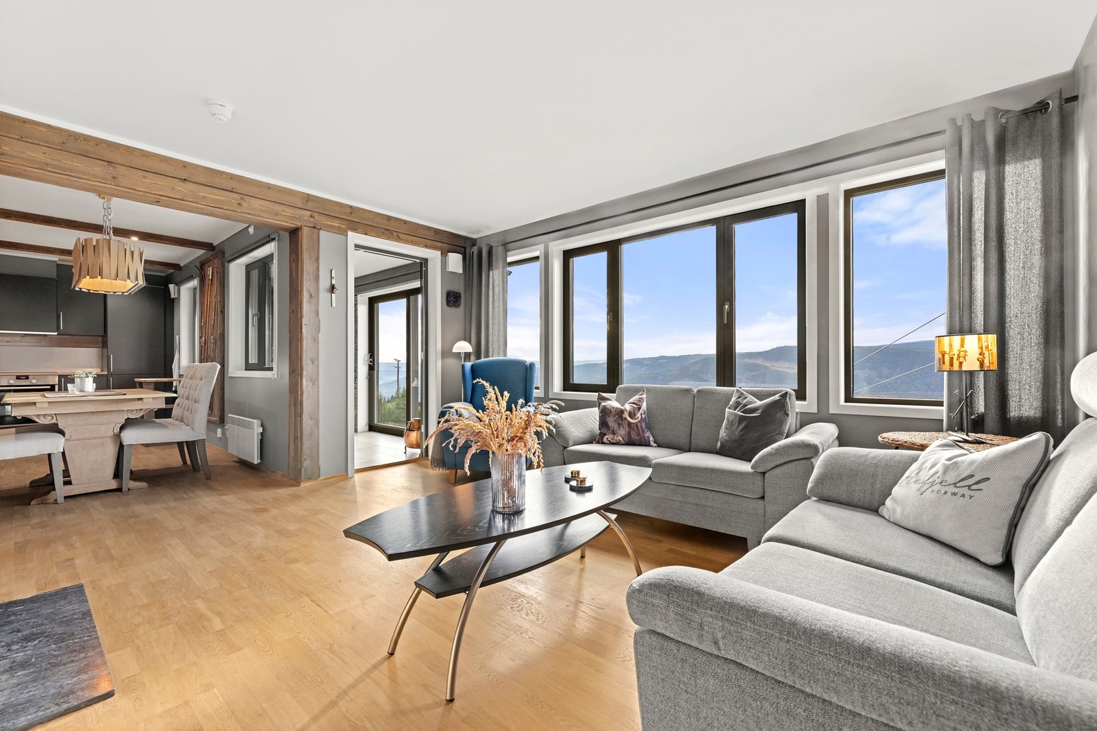 Fra stuen har du åpen løsning mot kjøkken og innglasset balkong. Galleribilde